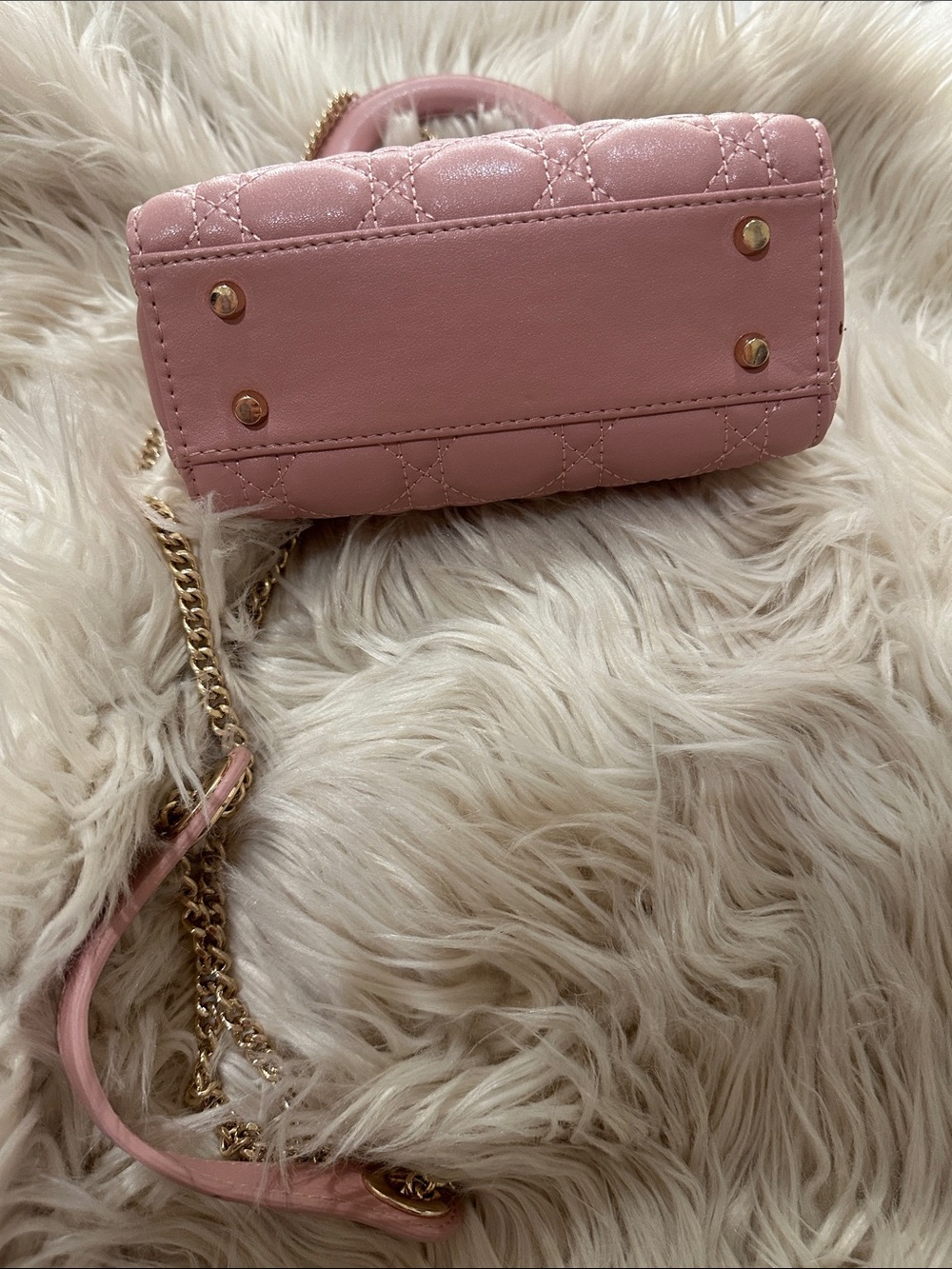 Elegant Quilted Pink Shoulder Bag with Gold Chain - Picture 5 of 7